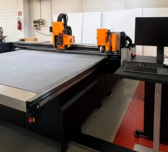 plotter digitale Kongsberg per taglio packaging in cartone