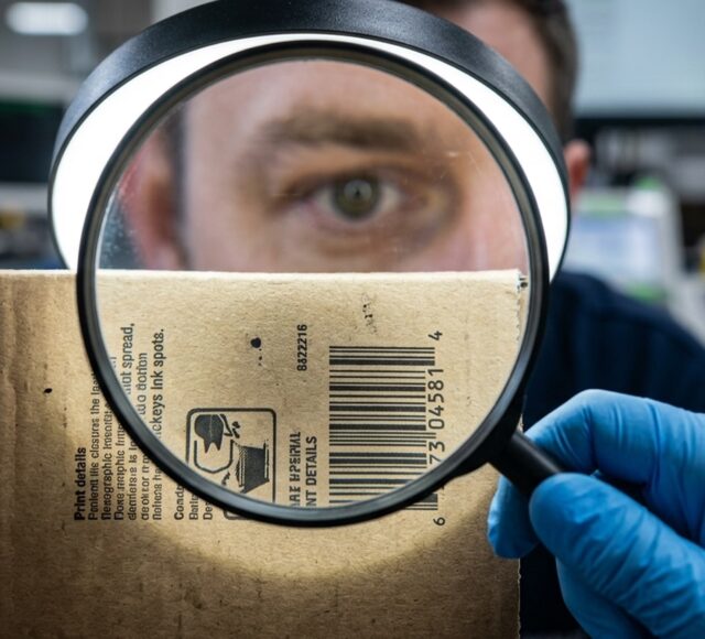 controllo qualità di stampa e taglio del cartone in produzione